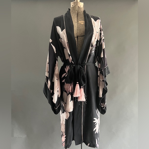 Natori Silk Kimono - Picture 1 of 9